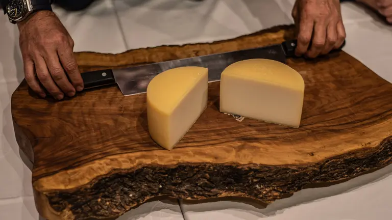 La consejera de Desarrollo Rural y Medio Ambiente, Itziar G&oacute;mez, participa en el corte y presentaci&oacute;n del primer queso Idiazabal del a&ntilde;o 2022 en Navarra. IRAITZ IRIARTE.