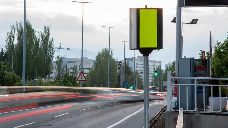 Los nuevos radares colocados en la Av. Navarra y en la cuesta de Beloso.IRAITZ IRIARTE.