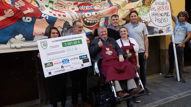 Entrega de la mandarra solidaria de la Pe&ntilde;a Oberena a la asociaci&oacute;n ANELA. I&Ntilde;IGO ALZUGARAY