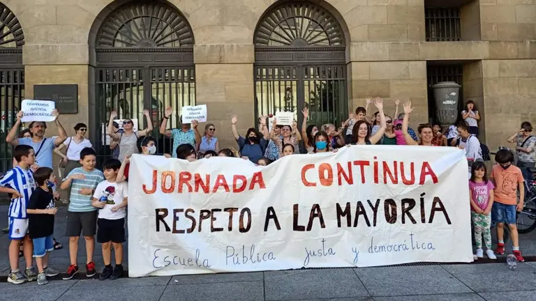 Familias del colegio San Juan de la Cadena desconfían del %22silencio%22 de Gimeno ante el recurso por la jornada continua