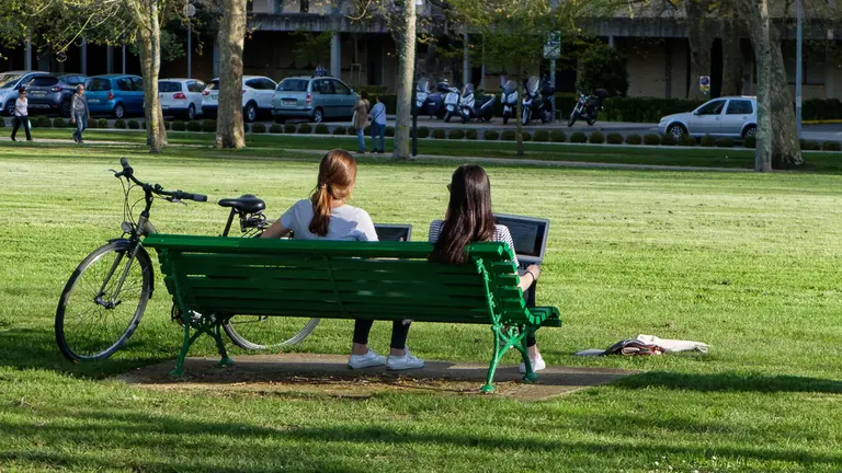 Tarde primaveral en el Parque Yamaguchi de Pamplona. IÑIGO ALZUGARAY / ARCHIVO