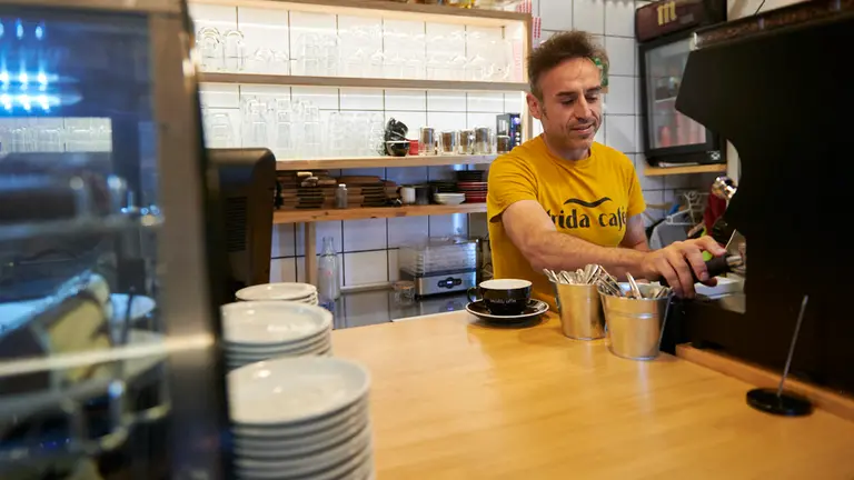 Rub&eacute;n Gonz&aacute;lez abri&oacute; la cafeter&iacute;a Frida en marzo de 2021. IRANZU LARRASOA&Ntilde;A