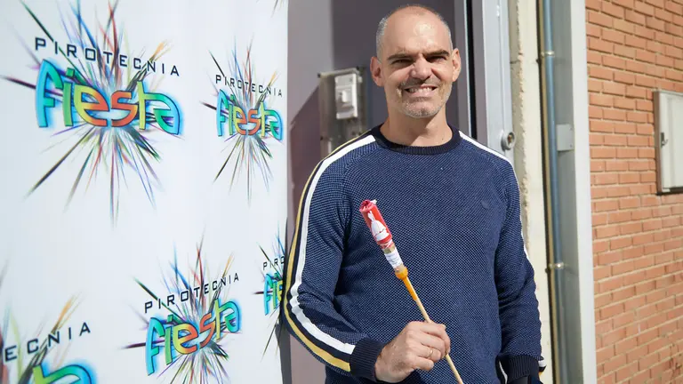 César López, propietario de Pirotecnia Fiesta, muestra el cohete que se utilizará en el chupinazo para dar inicio a las fiestas de San Fermín. IÑIGO ALZUGARAY