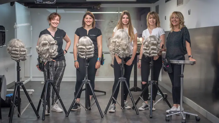 Pelucas del día de la procesión de San Fermín del ayuntamiento en la Peluquería Ramiro Mata. IRAITZ IRIARTE.