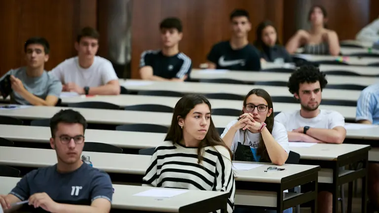 Un total de 3.706 estudiantes se enfrentan a las pruebas de la EvAU que arrancan este martes y que se prolongar&aacute;n hasta el jueves en los campus de la UPNA de Pamplona y Tudela. PABLO LASAOSA
