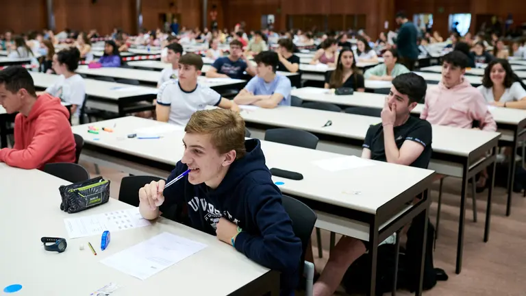 Un total de 3.706 estudiantes se enfrentan a las pruebas de la EvAU que arrancan este martes y que se prolongar&aacute;n hasta el jueves en los campus de la UPNA de Pamplona y Tudela. PABLO LASAOSA