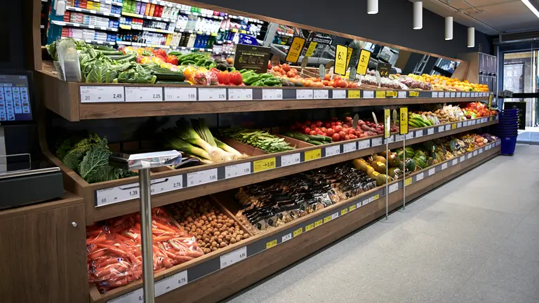 Nuevo supermercado BM en la calle Mayor de Pamplona. PABLO LASAOSA
