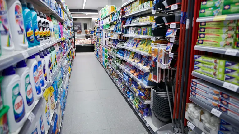 Nuevo supermercado BM en la calle Mayor de Pamplona. PABLO LASAOSA