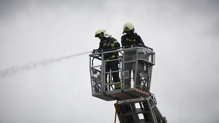 Bomberos, Polic&iacute;a Foral y Polic&iacute;a Municipal de Burlada y Villava intervienen un un gran incendio de un bazar. PABLO LASAOSA