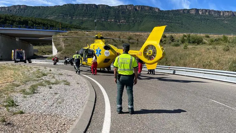 Evacuado en helic&oacute;ptero un motorista accidentado en la A21 km56. GUARDIA CIVIL