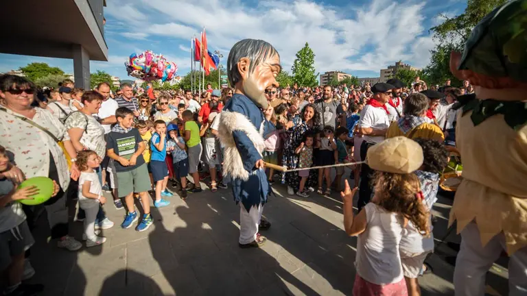 Las capitanas de los equipos de f&uacute;tbol femenino Infantil-Cadete del CD Valle de Eg&uuml;&eacute;s y del Mulier FCN tiran el chupinazo de las fiestas de Sarriguren 2022. IRAITZ IRIARTE.