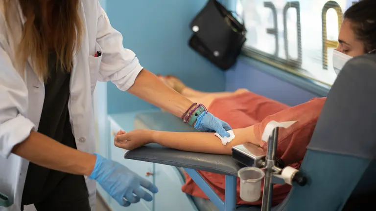 Jornada especial de donación en la Plaza del Castillo donde la Asociación de Donantes de Sangre de Navarra celebra el día mundial del donante de sangre con la instalación de la unidad móvil del Banco de Sangre y Tejidos de Navarra. IRAITZ IRIARTE.