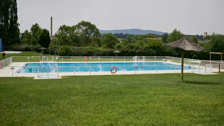 Miembros de la comisi&oacute;n municipal de Asuntos Ciudadanos visitan la pista cubierta de atletismo de la SDR Echavacoiz. PABLO LASAOSA