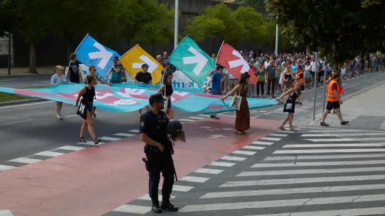 Manifestación convocada por Sare bajo el lema 'Etxera bidea gertu' (Cerca del camino a casa) en contra de la política penitenciaria a los presos de ETA. IÑIGO ALZUGARAY