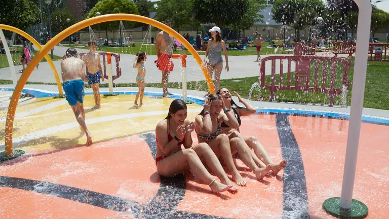 Primera ola de calor de 2022 en una piscina de Pamplona. I&Ntilde;IGO ALZUGARAY
