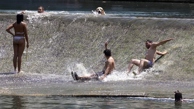 Primera ola de calor de 2022 en la zona de las pasarelas del río Arga junto al Club Natación en Pamplona. IÑIGO ALZUGARAY