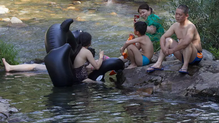 Primera ola de calor de 2022 en el r&iacute;o Arga en la zona de la presa Atondoa de Huarte. I&Ntilde;IGO ALZUGARAY