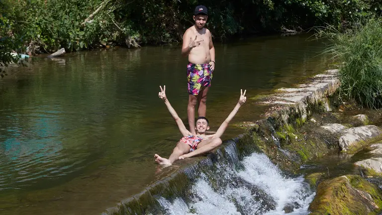 Primera ola de calor de 2022 en el río Arga en la zona de la presa Atondoa de Huarte. IÑIGO ALZUGARAY