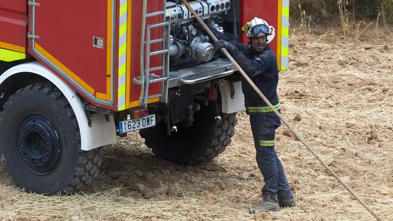 Un ret&eacute;n de bomberos trabajan en la extinci&oacute;n y control del incendio de la sierra del Perd&oacute;n. I&Ntilde;IGO ALZUGARAY