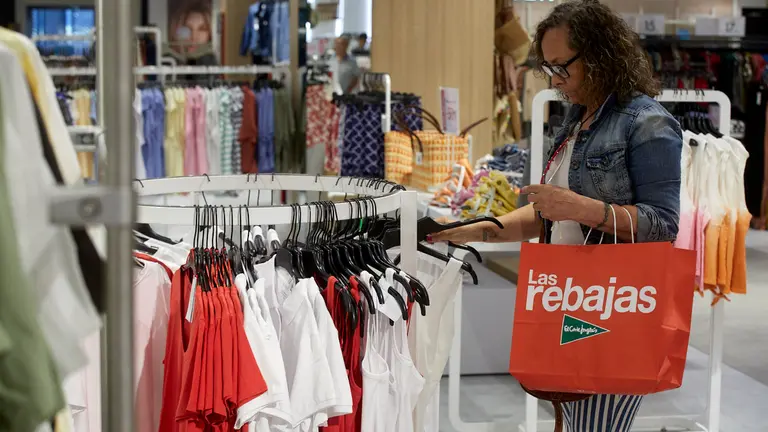 Inicio de las rebajas de verano 2022 en El Corte Ingl&eacute;s de Pamplona. I&Ntilde;IGO ALZUGARAY