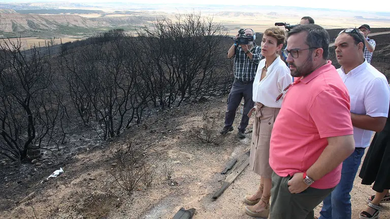 La Presidenta Chivite y el vicepresidente Rem&iacute;rez visitan el parque Sendaviva, afectado por los incendios.