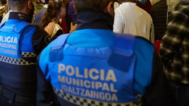 Agentes de la Polic&iacute;a Municipal intervienen en una noche de fiesta. I&Ntilde;IGO ALZUGARAY