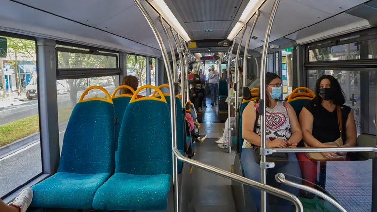 El uso de las mascarillas sigue siendo obligatorio en todo el transporte p&uacute;blico como las villavesas de Pamplona. I&Ntilde;IGO ALZUGARAY
