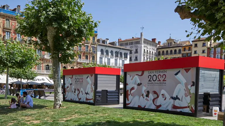 Montaje del escenario y las barras de bar en la Plaza del Castillo de Pamplona para los Sanfermines 2022. I&Ntilde;IGO ALZUGARAY