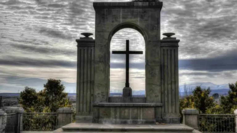 El juez suspende cautelarmente la retirada de la cruz ubicada en el Paseo de Las Ramblas de Corella. ABOGADOS CRISTIANOS