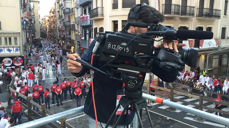 Una cámara de RTVE situada en la plataforma del tramo de Telefónica. Navarra.com