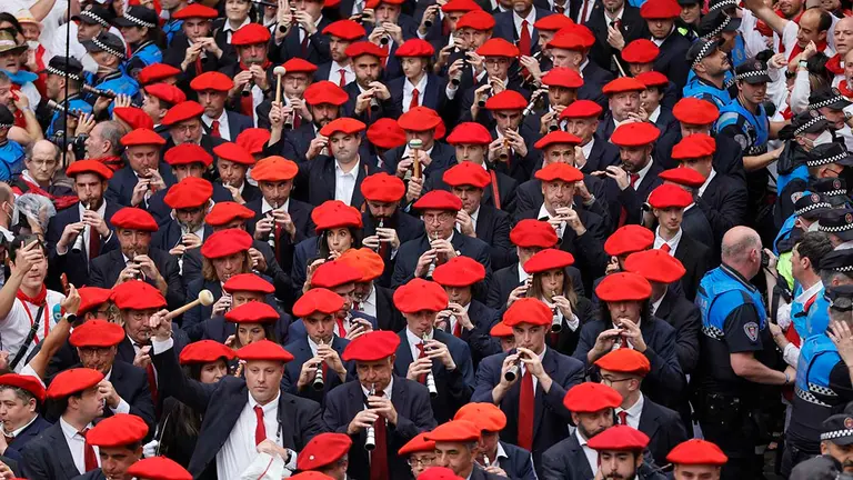 Cientos de personas abren paso a los txistularis que interpretan la Biribilketa de Gainza tras el chupinazo en la Plaza Consistorial de Pamplona este mi&eacute;rcoles dando comienzo a los Sanfermines 2022. EFE/Villar L&oacute;pez