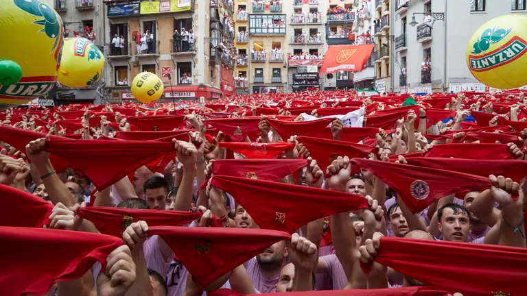 Chupinazo en la Plaza del Ayuntamiento de Pamplona para dar inicio a los Sanfermines 2022. I&Ntilde;IGO ALZUGARAY