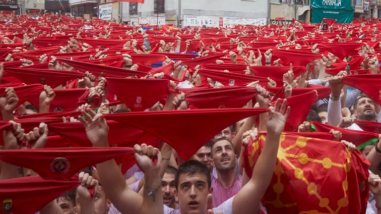Chupinazo en la Plaza del Ayuntamiento de Pamplona para dar inicio a los Sanfermines 2022. I&Ntilde;IGO ALZUGARAY