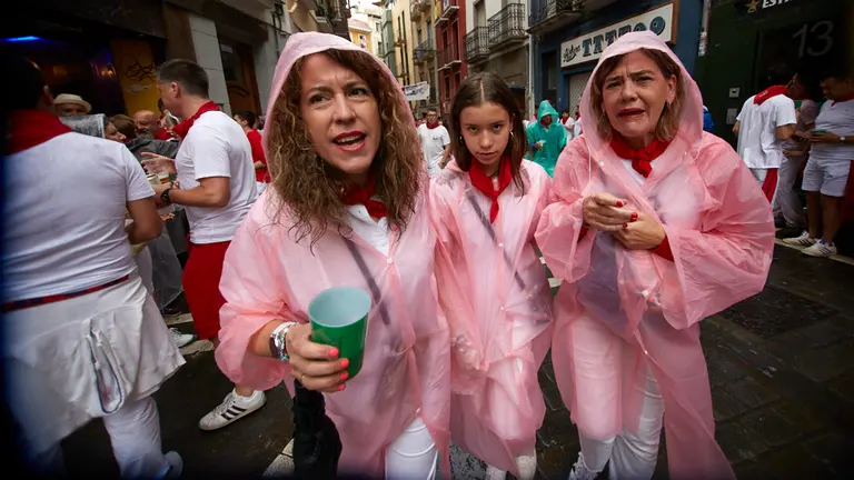 Ambiente por las calles de Pamplona en los momentos posteriores al Chupinazo con el que se ha dado inicio a los Sanfermines 2022, este a&ntilde;o con la lluvia como portagonista. I&Ntilde;IGO ALZUGARAY