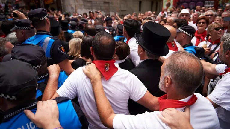 Incidentes en la calle Curia de Pamplona tras la procesi&oacute;n de San Ferm&iacute;n 2022. PABLO LASAOSA