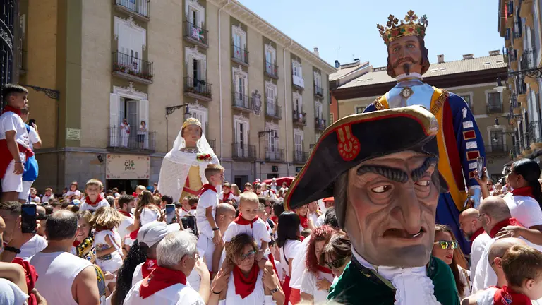 Salida del día 8 de julio de la comparsa de Gigantes y Cabezudos por las calles de Pamplona durante las fiestas de San Fermín 2022. IÑIGO ALZUGARAY