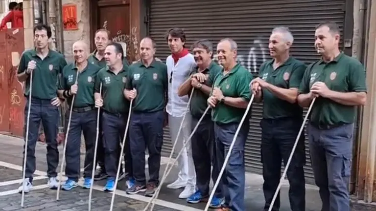 Roca Rey con los pastores del encierro minutos antes de disfrutar del encierro en un balc&oacute;n de Estafeta. CEDIDA