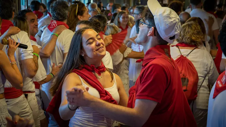 Multitudinario Baile de la Alpargata en el Nuevo Casino de Pamplona. MAITE H. MATEO