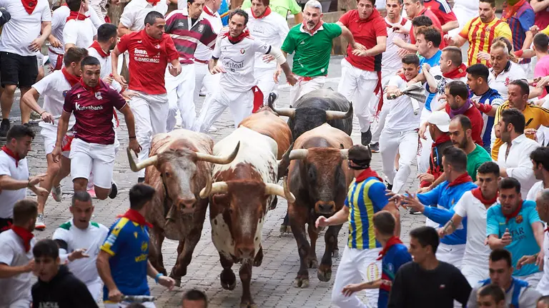 Octavo encierro de San Ferm&iacute;n 2022 con toros de Miura en la bajada al callej&oacute;n. PABLO LASAOSA