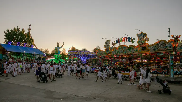 Pequeños y mayores disfrutan de las atracciones en el recinto ferial del  Parque de la Runa en Pamplona. MAITE H. MATEO