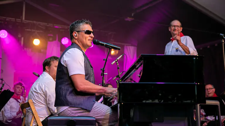 Seraf&iacute;n Zubiri, Mikel Herzog y la banda de Artajona hacen bailar y cantar a cientos de personas con m&uacute;sica de los a&ntilde;os 70 en el paseo de Sarasate, en el pen&uacute;ltimo d&iacute;a de las fiestas de San Ferm&iacute;n. MAITE H. MATEO