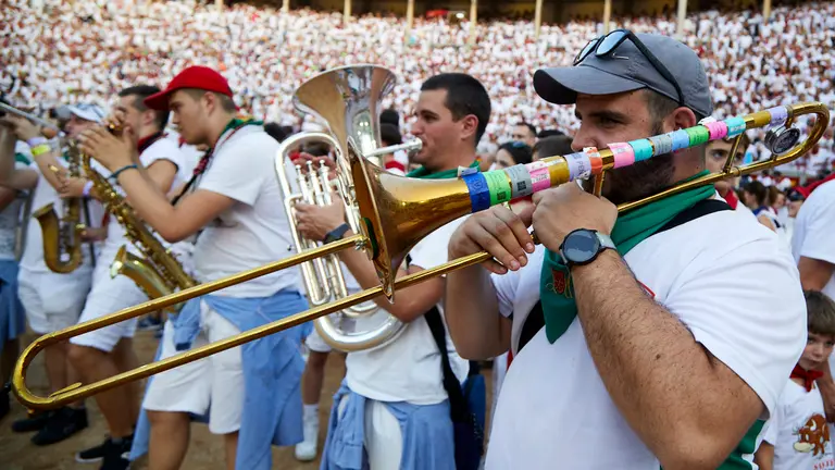 Despedida de las pe&ntilde;as en la Plaza de Toros de Pamplona despu&eacute;s de la &uacute;ltima corrida de la Feria del Toro de San Ferm&iacute;n 2022. I&Ntilde;IGO ALZUGARAY