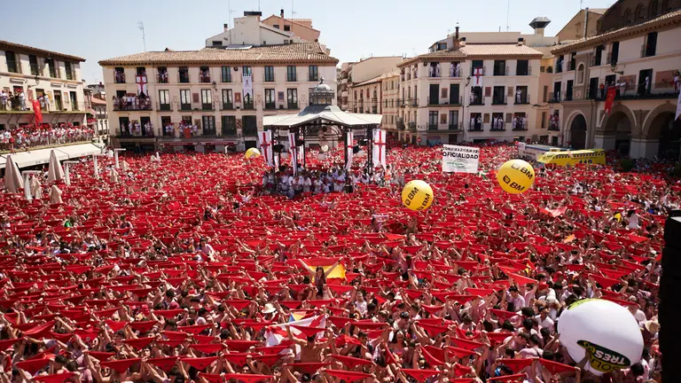 Cientos de personas celebran el cohete de Tudela por las fiestas de Santa Ana 2022. PABLO LASAOSA