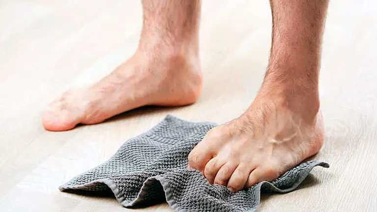 Caminar descalzo en verano puede traer consecuencias. Imagen de archivo de unos pies descalzos. PIXABAY