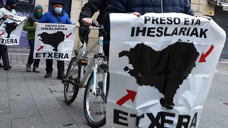 Manifestación del sindicato LAB para reclamar que los presos de ETA vuelvan "a casa". IÑIGO ALZUGARAY
