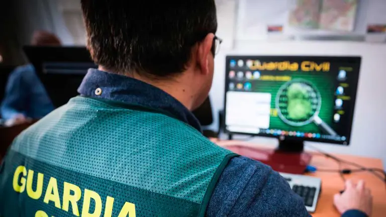 Un agente de la Unidad de Delitos Inform&aacute;ticos de la Guardia Civil de Navarra. GUARDIA CIVIL