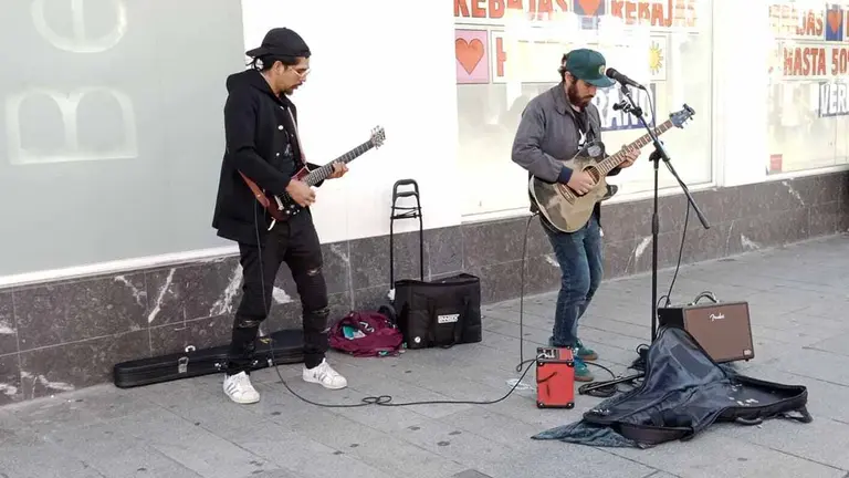 Nueve conciertos conforman este verano el ciclo de Salas de Música en la Calle, que comienza este miércoles con Micky & The Buzz en el fortín de San Bartolomé. AYUNTAMIENTO DE PAMPLONA