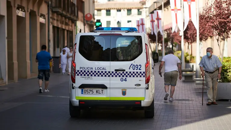 Polic&iacute;as Municipales en el cohete de Tudela por las fiestas de Santa Ana 2022. PABLO LASAOSA