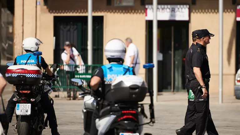 Policías Municipales en el cohete de Tudela por las fiestas de Santa Ana 2022. PABLO LASAOSA