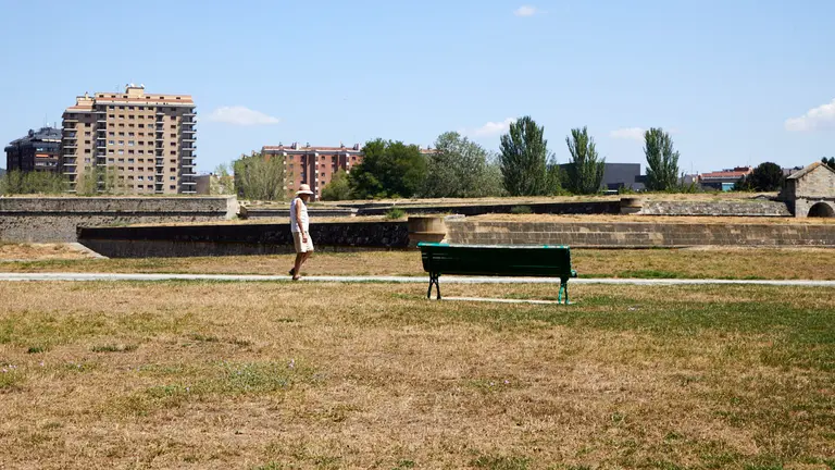 Estado de las zonas verdes de la Vuelta del Castillo y los fosos de la Ciudadela de Pamplona tras las Fiestas de San Ferm&iacute;n 2022. I&Ntilde;IGO ALZUGARAY